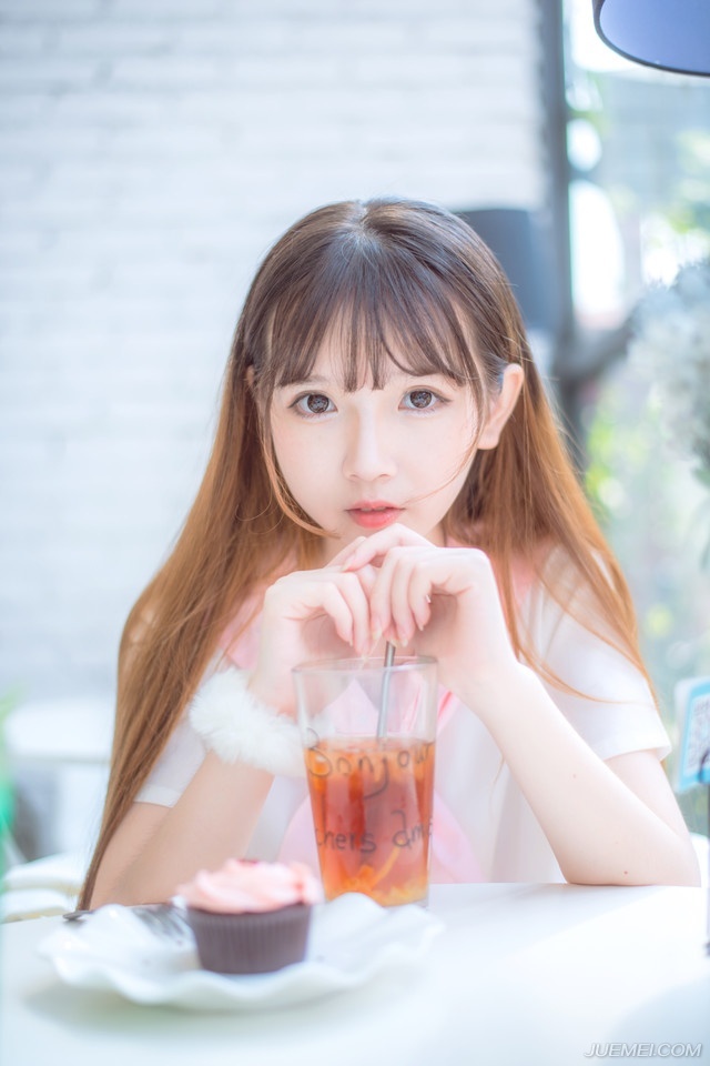 “嗯。”关羽点点头，作为冲锋在第一线的人，他比刘备更清楚那帮西域胡兵的疯狂，想到不久前，直接从城墙上跳下来把身体当做武器来砸人的西域胡兵，哪怕是关羽都感觉有些心寒。